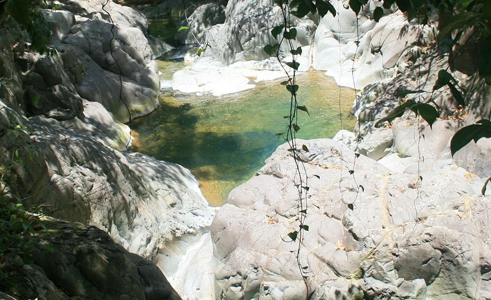 Toboggans, vasques et sauts, accessibles seulement avec un guide.
